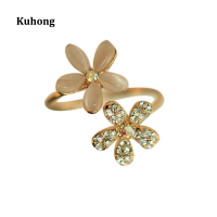 Kuhong ผู้หญิงหวานสไตล์โอปอล Double Daisy ดอกไม้แหวนแบบปรับขนาดได้พลอยเทียมน่ารักเครื่องประดับ