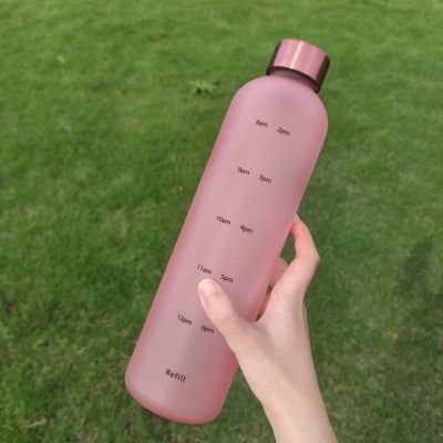【High-end cups】 Soft Space ถ้วย Frosted 1L ขวดน้ำ Time Marker กีฬาถ้วยน้ำกลางแจ้ง Leakproof Waterbottle คู่ Drinkware
