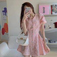 COD IOED95 Three-dimensional embossed French dress female V-neck waist small puff sleeves careful machine open back short skirt立体浮雕法式连衣裙女V领收腰小个子泡泡袖小心机露背短裙子风格：简约通勤/韩版流行元素/工艺：纽扣 纯色组合形式：单件款式：A字裙袖长：短袖裙长：短裙领型款式：V领适用年龄：青年（18-25周岁）上市时节：2021年袖型：泡泡袖