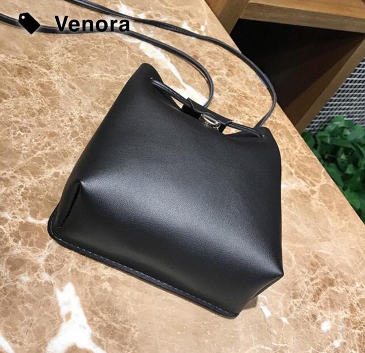 venora-กระเป๋าสะพายข้างทรงขนมจีบ-พร้อมส่ง-สีดำ