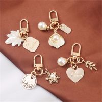 1Pc INS Style Peach Heart Shell Letter Keychain For Phone Bag Decoration Pendant Creative Leaves Pearl Key Ring