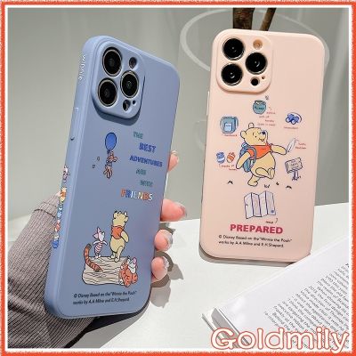 COD DSFDGFNN 🔥 วินนี่เดอะพูห์เคสไอโฟน11 เคสไอโฟน7พลัส Winnie the Pooh เคสลายแถบข้างขอบเหลี่ยมซิลิโคนกันกระแทก สำหรับ เคส Apple IPhone SE3 2022 13 SE X เคสไอโฟน12 เคสไอโฟนxr เคสi11 เคส i8plus 13 12 XS Xr เคสไอโฟนSE3 11 Pro Max 7 8 plus Case