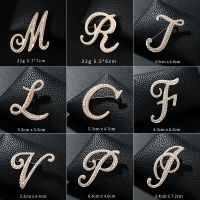 Trendy Women Men 26 Letters Pearl Metal Brooches Badges Simple Creative Badges Unisex Suit Office Buckle Accessories Brooch Pin