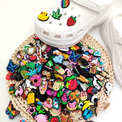 ：“{—— 40 Pcs Random Cartoon Shoe Decoration Charms For Croc Jitz Bule Slides Sandals Bracelet Party Favors