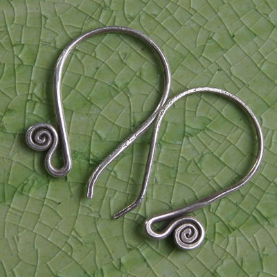 Coil Thai design earrings pure silver Thai Karen hill tribe ม้วนม้วนน่ารักทำจากมึอลวดลายไทยตำหูเงินกระเหรี่ยงทำจากมือชาวเขางานฝีมือสวยของฝากที่มีคุณค่าเอกลักษ