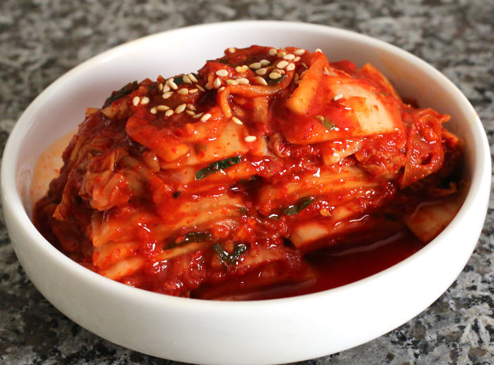 กิมจิเกาหลีแท้-ทำโดยเชฟเกาหลี-ผักกาดขาวแบบสไลด์และแบบหัว-woori-gimchi-kimchi-400g-1kg