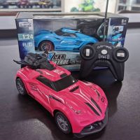 ของเล่นรถ RC สเปรย์สำหรับเด็ก1/24 2.4กิกะเฮิร์ตซ์รถรถแข่งบังคับรีโมท2WD ไฟ LED แผงควบคุมระยะไกลด้วยสัญญาณไฟฟ้ารถผาดโผนสำหรับเด็ก