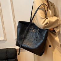 Winter retro large bag new all-match high-end shoulder bag female large-capacity fashion commuter tote bag 【QYUE】