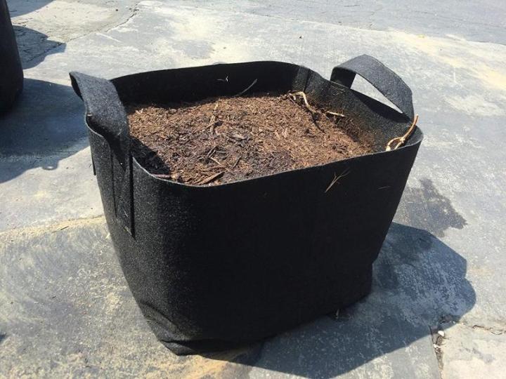 แพ็ค-5-ถุงปลูกต้นไม้แบบผ้า-ขนาด-1แกลลอน-ทรงสี่เหลี่ยม-สูง-15ซม-smart-grow-bag-1-gallon-fabric-pot-square-shaped