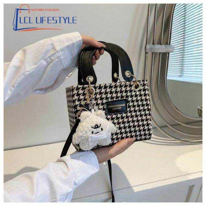 พร้อมส่ง-lcl-lifestyle-กระเป๋าสะพายข้าง-กระเป๋าผู้หญิง-สไตล์เกาหลี-พร้อม-พวงกุญแจ-รุ่น-d-1419