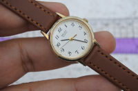 นาฬิกา Vintage มือสองญี่ปุ่น SEIKO 5421 0090 ระบบ QUARTZ ผู้หญิง ทรงกลม กรอบทอง หน้าขาว หน้าปัด 26มม. สายหนังใช้งานได้ปกติ สภาพดี ของแท้ ไม่กันน้ำ