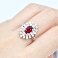 Ruby Diamond Ring แหวนเพชรทับทิม แหวนทับทิมสีแดงสดใสรูปทรงวงรี ล้อมด้วยเพชรแท้ ตัวแหวนทองคำขาว18k