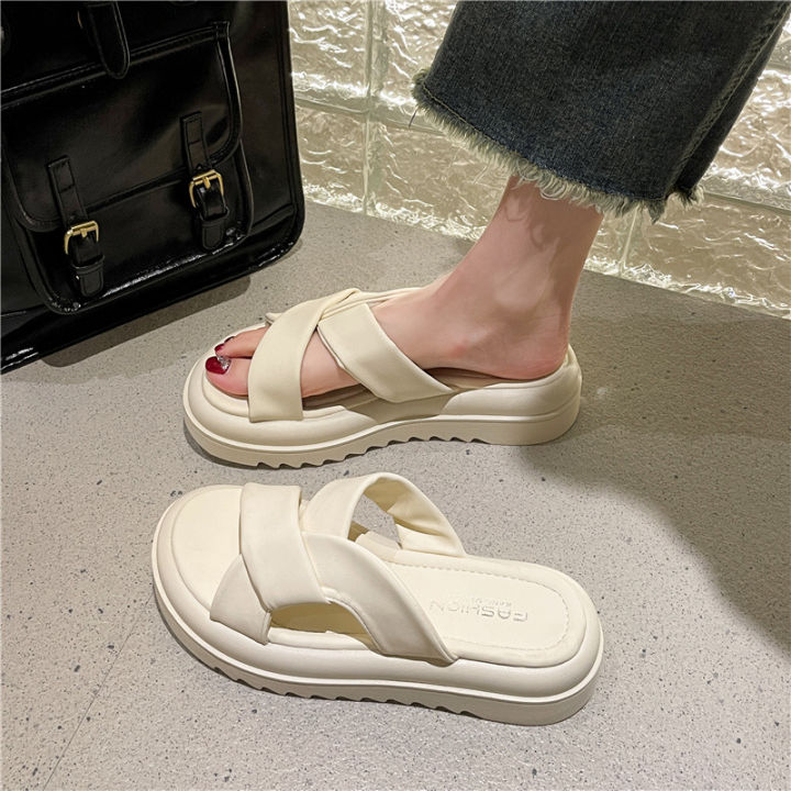 มาใหม่ล่าสุดรองเท้าแตะแบบสายแต่งสายไขว้-สีพื้น-มี-4-สี-รองเท้าแตะแฟชั่นแบบสวมติดสัญลักษณ์ด้านข้างสีทองดูหรูดูแพงสุดๆ