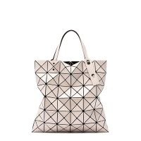 Issey Miyake กระเป๋า6-Grid ใหม่ลายตารางหกกระเป๋าทรงสี่เหลี่ยมมีหูหิ้วสะพายไหล่ลายเรขาคณิตลายตาข่ายสีแดงสไตล์เดียวกันทันสมัยกระเป๋าถือสะพายไหล่เดียว