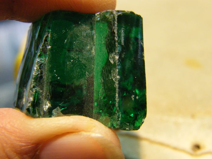 พลอย-มรกต-เอมเมอรัล-หนัก-45-gram-เพชรรัสเซีย-พลอย-ก้อน-สี-emerald-cubic-zirconia-ความยาว-xความกว้าง20x22-มิลลิเมตร