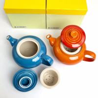 Le Creuset กาน้ำชาเซรามิกขนาด800มล. (สีส้มแดงน้ำทะเลสีฟ้า)