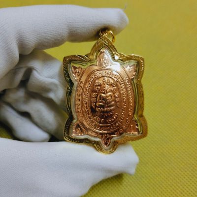 จี้พระ เหรียญพญาเต่าเรือน หลวงพ่อหลิว วัดไร่แตงทอง รุ่นปลดหนี้มีทรัพย์ 2540 .นครปฐม เลี่ยมกรอบทองไมคร่อนอย่างดี ตรงปกงดงามมาก