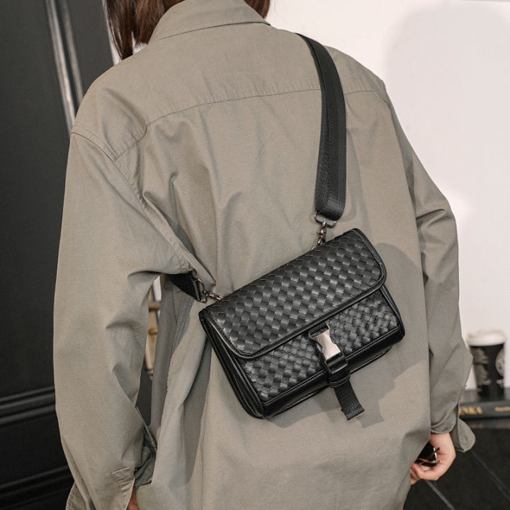 ce-กระเป๋าผู้ชายฉบับภาษาเกาหลีกระเป๋าคาดหน้าอกทอมือใหม่กระเป๋าสะพายข้างกระเป๋าเล็กอินเทรนด์-tas-bahu-ransel