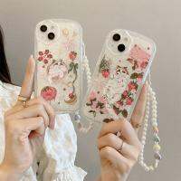 【Great. Cell phone case】ภาพวาดสีน้ำมันฝรั่งเศสน่ารักแมวดอกไม้สตรอเบอร์รี่รักมุกโซ่กรณีเชลล์สำหรับ iPhone 13 12 11 Pro XS Max X XR Kawaii ปก