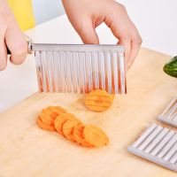 มีดเครื่องตัดมันฝรั่ง เหล็กกล้าไร้สนิม (สุ่มสี) Wavy Edged French Fry Potato Cutter Potato Chip Cutter