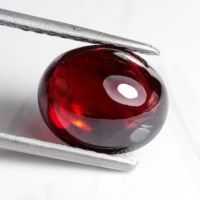 5.75 ct โกเมน (Garnet) สีแดงดำ ทรงไข่หลังเบี้ย