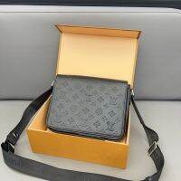 [กล่องของขวัญ] TOP.1LV ดั้งเดิมของกระเป๋าเอกสารผู้ชายพลิกเขตกระเป๋าสะพายข้างนำเข้ากระเป๋าสะพายไหล่หนังวัวลายนูน