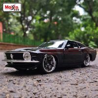 Maisto 1:24 1970 Ford Mustang BOSS 302ของเล่นโลหะหล่อโมเดลรถยนต์สปอร์ตแบบจำลองรถยนต์คลาสสิกการจำลองสูงของขวัญสำหรับเด็ก