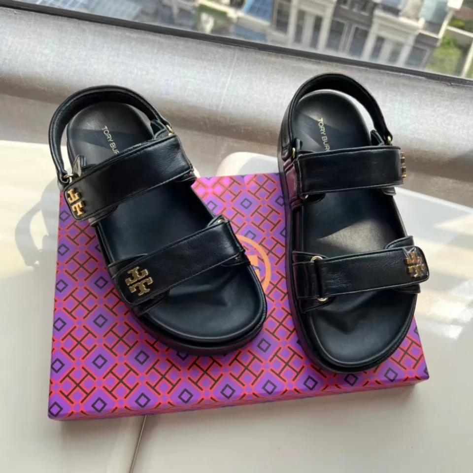 New Coming！！】Tory Burch Lady's 2023 Counter Latest Kira Series Two Colors  Soft Sheep Leather Flat Buckled Sandals