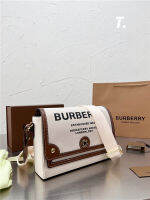 Original BurberyS กระเป๋าสะพายสตรีขนาดเล็ก Horseferry ผ้าใบ Messenger กระเป๋า Flap Crossbody สายกว้าง Letter Bag