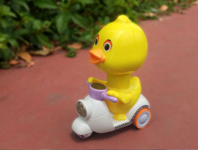 thetoys ของเล่นเด็ก ของเล่นหัวหมุน360องศา ของเล่นน้องเป็ดน้อยขี่รถน่ารักๆ สามารถกดหัววิ่งได้ไม่ต้องใช้ถ่าน