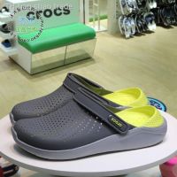 gift 【รองเท้าแตะ】 Crocsรองเท้าแตะยาง รองเท้าชายหาด ล็อคส้น สำหรับผู้ชายและผู้หญิง gift gift gift