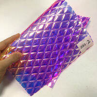 Iridescent ฟิล์ม PVC ใสไวนิล3D Prismatic Square Embossed Faux หนังผ้าสำหรับกระเป๋าถือ Bow Decor หัตถกรรม DIY 30*135ซม.