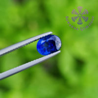 พลอยไพลิน น้ำหนัก 1.79 กะรัต สีน้ำเงินสด TOP COLOR  (Natural Blue Sapphire) เป็นเผาใหม่ รูปร่างไข่ ด้านก้นพลอยมีรอยบิ่น การันตี พลอยแท้ 100%