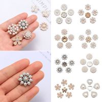 OKDEALS 5ชิ้นงานฝีมือแบบทำมืออุปกรณ์เสริมหมวกประกายดอกไม้รูปกระดุมมุก Rhinestone กระดุมมุกปิ่นปักผมเครื่องประดับศีรษะ