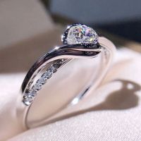 แหวนหมั้นแบบคลาสสิกเพชรลูกบาศก์สีขาวสำหรับผู้หญิงเครื่องประดับแหวนเพชรแหวนแต่งงานพลอยเทียมแวววาวสุดๆ
