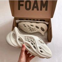 COD  ♔Yeezy Foam11 รองเท้าแตะชายหาด คุณภาพสูง แฟชั่น สําหรับผู้ชาย ผู้หญิง เหมาะกับการวิ่งกลางแจ้ง☞