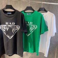 ยี่ห้อ Prada Tide เสื้อยืดผ้าฝ้ายพิมพ์สำหรับทั้งหญิงและชายเสื้อแบบหลวมตัวอักษรสามเหลี่ยมแขนสั้นหัวแฟชั่นเสือแบบเดียวกัน