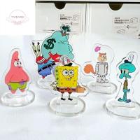 TFHDFHRG อะนิเมะ น่ารักน่ารักๆ ป้ายสัญลักษณ์ของเล่นจำลอง SquarePants มินิมินิ เครื่องประดับเดสก์ท็อป รูปแบบขาตั้งการ์ตูน ของเล่นหุ่นอะคริลิค ของตกแต่งบ้าน ที่วางจานตั้งโต๊ะ SpongeBob