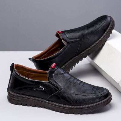 หนังรองเท้าผู้ชาย 2022 ใหม่นุ่มด้านล่างนุ่มพื้นผิว Slip-On Men S Casual shoes รองเท้ารองเท้า size39-44