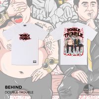 เสื้อยืดคอกลมแขนสั้นผ้าฝ้ายพิมพ์ลายทรงหลวมแฟชั่นสําหรับผู้ชาย BEHIND CLOTHING เสื้อยืดลาย “ DOUBLE TROUBLE “