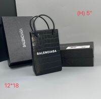 กระเป๋า Balenciaga ขนาด 5" และ  8" เท่ เรียบ หรูสุดๆ