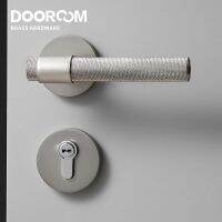 Dooroom ทองเหลืองล็อคประตูชุดที่ทันสมัยเงินแมตต์แปรงนิกเกิลภายในห้องนอนห้องน้ำคู่ไม้ประตูก้านชุดจับ