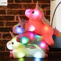 ตุ๊กตาหลากสีน่ารักมีไฟ LED Hellbby ตุ๊กตาเรืองแสงตกแต่ง Boneka Mainan สีชมพู Unicornio Unicornio ยูนิคอร์นยัดไส้ LED Boneka Mainan ของเล่นกำมะหยี่ขนยาวตัวยูนิคอร์น S