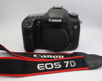 Canon EOS 7D ตัวกล้อง กล้องถ่ายภาพดิจิตอล ซิงเกิ้ลเลนส์รุ่นล่าสุดในตระกูล EOS ที่นักเล่นกล้องสมัครเล่นฝีมือระดับเซียน และนักถ่ายภาพมืออาชีพต้องทึ่งไปกับสุดยอดเทคโนโลยี เพื่อการถ่ายภาพชั้นสูง ด้วยพลังแห่งชิปประมวลผล Digic 4