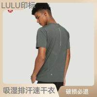 Lulu ชุดฟิตเนสมาตรฐานสำหรับผู้ชายบาสเก็ตบอลกลางแจ้งแห้งเร็ว T เสื้อแขนสั้นแห้งเร็วเสื้อกีฬาระบายอากาศยืดหยุ่นสูง ~