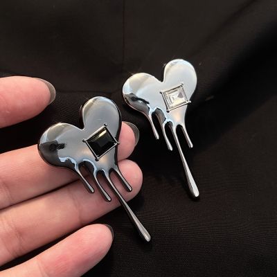[COD] European and fashion lava love brooch cold creative niche design heart-shaped suit pin collar accessories tide