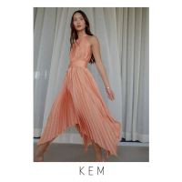 Kemissara Zahara Dress Halter Neck Dress - Peach เดรสพลีตผู้หญิงไหล่ลํ้า เดรสผ้าพริ้ว เดรสแขนกุด เดรสปล่อยสบายพร้อมเข็มขัดคาดเอว