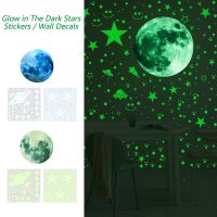 ZZOOI 947Pcs Luminous Wall Sticker Home Room Glow in The Dark Stars Sticker Wall Decoration Fluorescent Star Ceiling Sticker Kids Gift