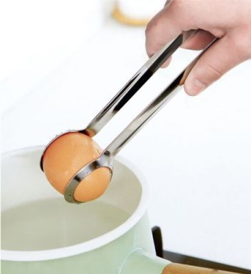 เครื่องมือสแตนเลสทำอาหารลูกบอลไข่ที่ยึดสำหรับใช้ในครัวพกพาได้มีที่เก็บอุปกรณ์ที่หนีบไข่ต้ม