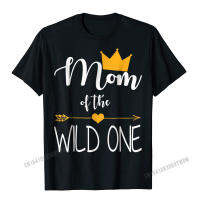 Mom Of The Wild One Baby First วันเกิดตลกของขวัญเสื้อผู้ชายใหม่ผู้ชาย T เสื้อ Camisas ฤดูร้อน Tops Tees ผ้าฝ้ายคลาสสิกคุณภาพสูงเสื้อยืด